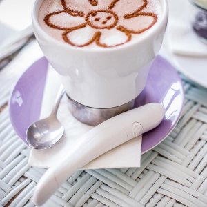 قلم الشهير الكاتب على النسكافيه